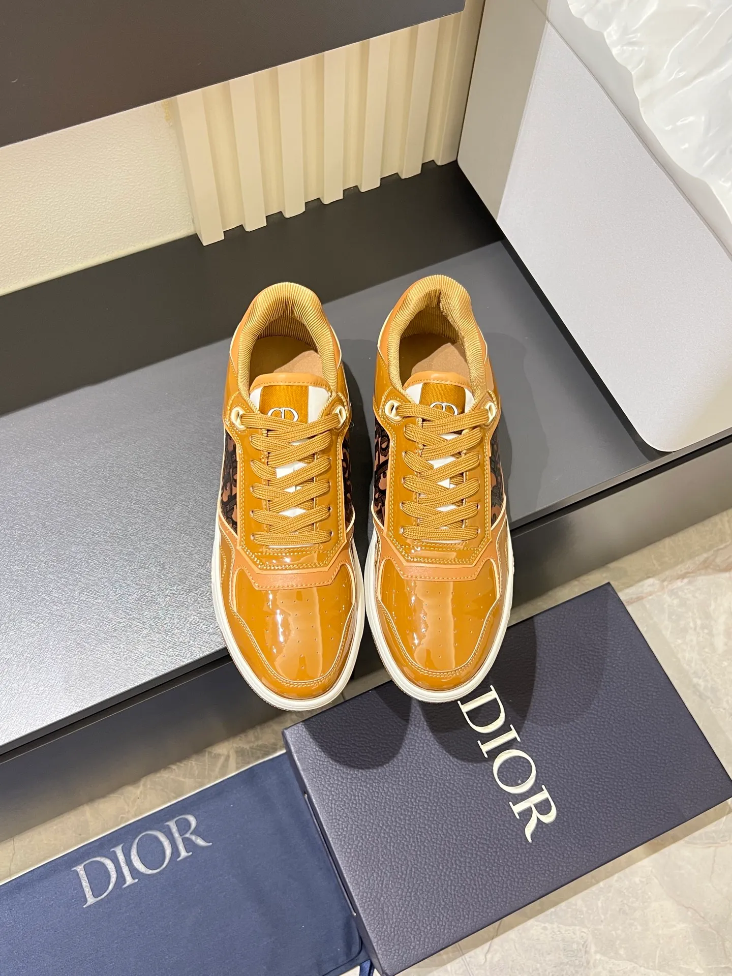 Men's shoes 💰p400 "Dio*" mid-top B27 casual sneakers. This B27 high-top sneaker is a new product in the series and continues Di*r's classic style. Crafted from gray and white smooth calf leather with beige and black Oblique print panels on the sides. The "CD Icon" shaped shoelace eyelets are clever and delicate, and the two-color rubber sole, rear collar and heel are all equipped with the brand's iconic details to enhance the style. Oblique printed straps at the ankle allow for an adjustable fit to complement the overall design. Fashionable and versatile, it can complement any look. Create an exquisite design with unique dynamic vitality and modern atmosphere, presented in low-top and high-top styles. This new must-have shoe adds a new dimension to Dior's archive heritage, embodying modern elegance. Purchase the original version and make it 1:1. If you need top quality, please come to me! Male 38-44!